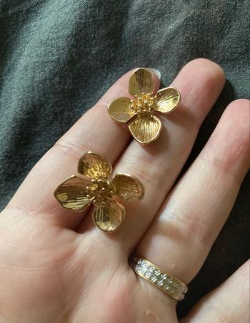 Boucles d’oreilles NEUVES pour femme forme de fleurs 🌼 couleur doré