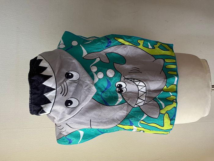 Cape de bain, serviette à capuche requin - photo numéro 3