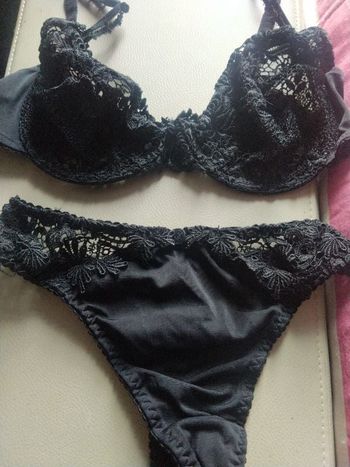 Ensemble lingerie noir brodé