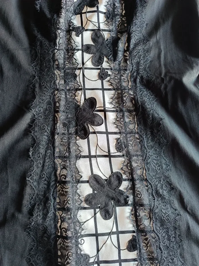 Robe cintrée sans manches fleurs et dentelles T. 4 L33 - photo numéro 4