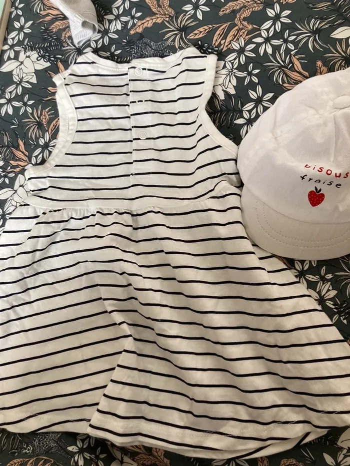 Robe - et casquette 6 mois - photo numéro 2