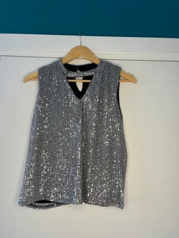 🔹 Débardeur fluide à sequins argentés – Shein 🔹