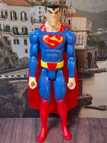 Figurine superman bleue et  rouge justice league