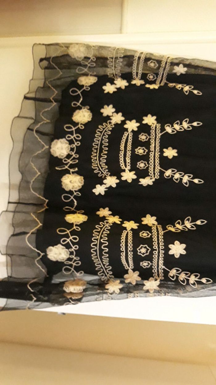 Jupe noire broderies beiges - T. 44 - photo numéro 3