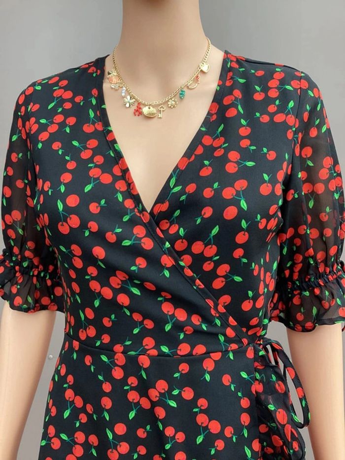 Robe portefeuille cerises Wednesday’s Girl – Taille XXS (convient S à petit M) - photo numéro 3