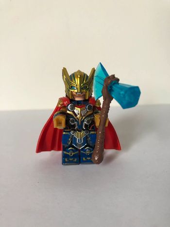 Figurine type lego Thor casqué à armure lourde. Marvel