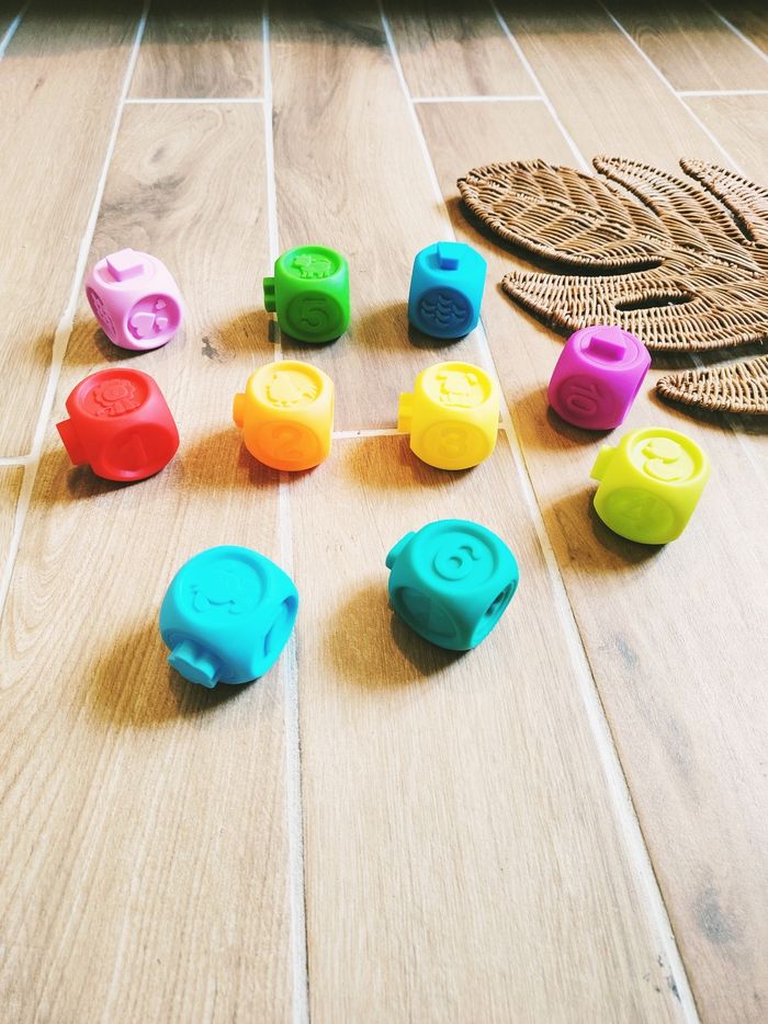👶Lot de cubes blocs emboitables et sensoriels en plastique premier âge marque Oxybul