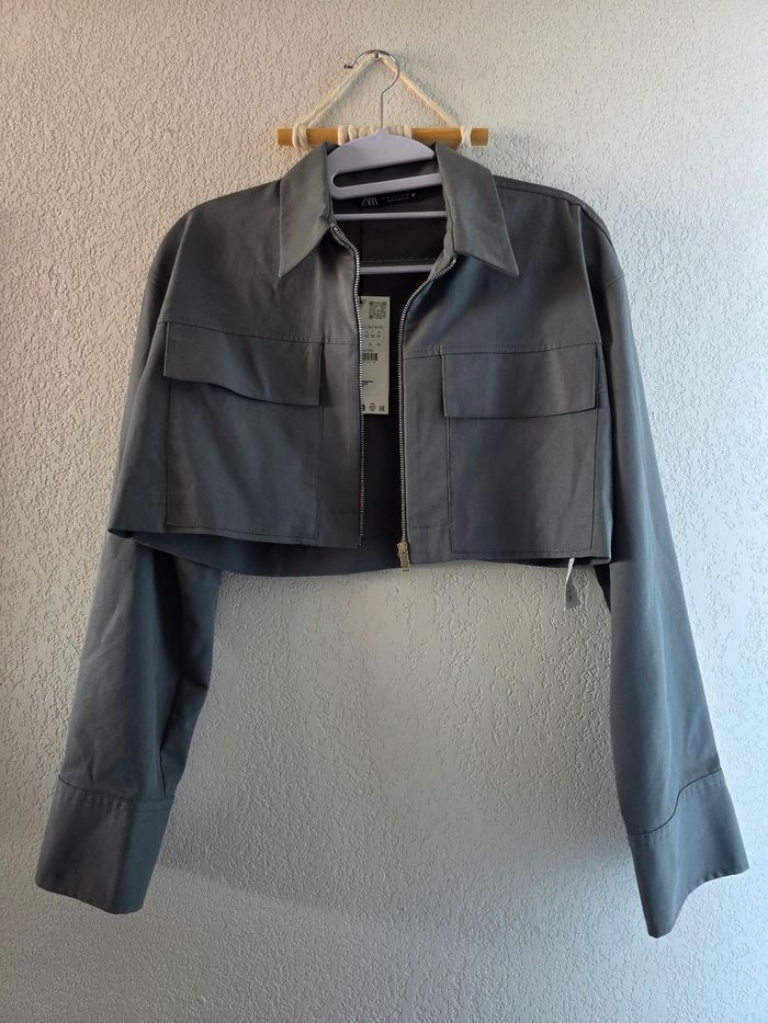 Jolie chemise/veste croptop grise neuve Zara taille xs