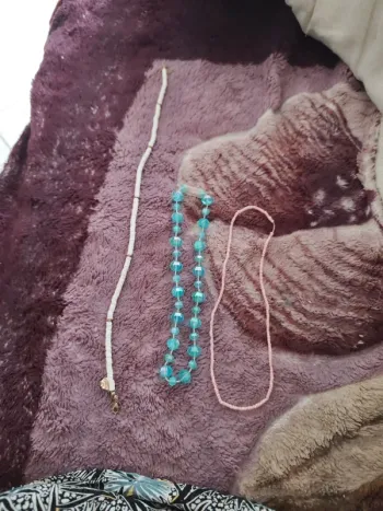 2 colliers et un bracelet
