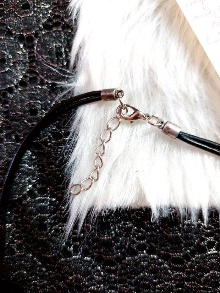 Magnifique collier neuf en cordelette noir et pendentif peace - photo numéro 4