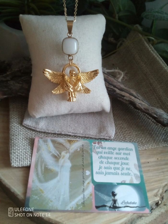 Collier pierre de jade + ange + carte