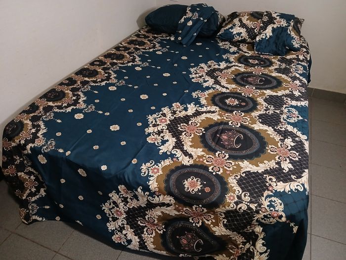 Drap de lit avec 4 taies d'oreiller