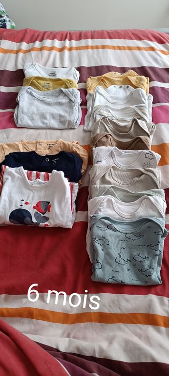Lot bodys et pyjamas 6 mois