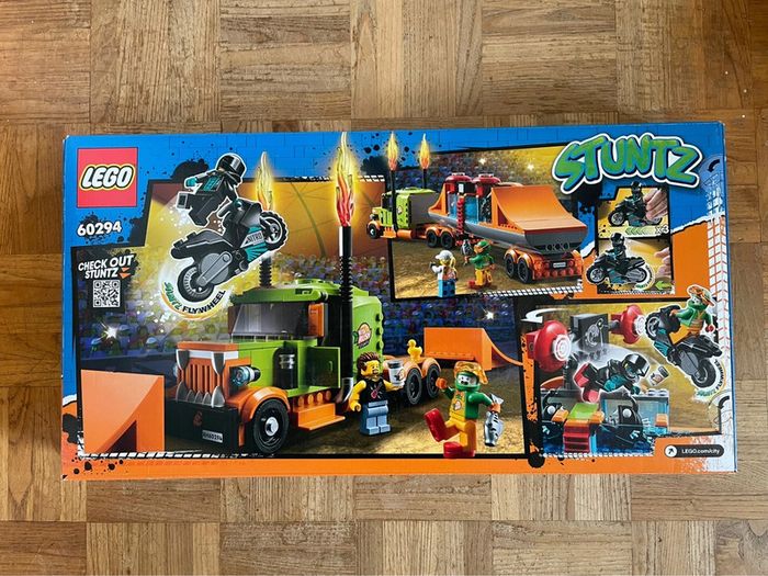 Boîte lego City 60294 Le camion de spectacle des Cascadeurs Neuve - photo numéro 2