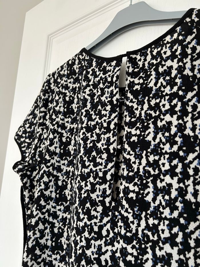 Blouse H&M à manches courtes blanche, noire et bleue à motifs - photo numéro 4