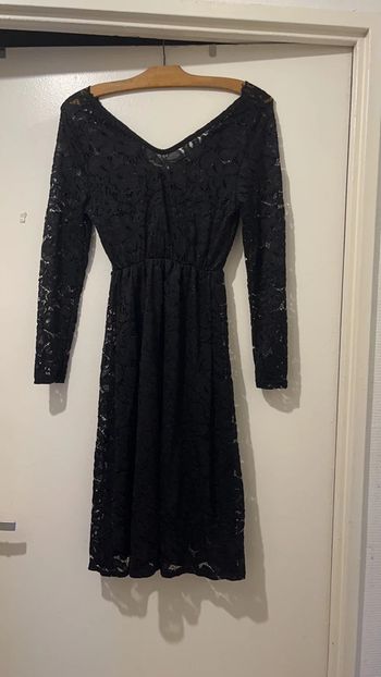 Superbe robe noire en dentelle 36 avec 35 % de coton doublée intérieure