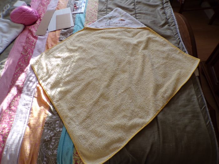 Sortie de bain jaune et blanche