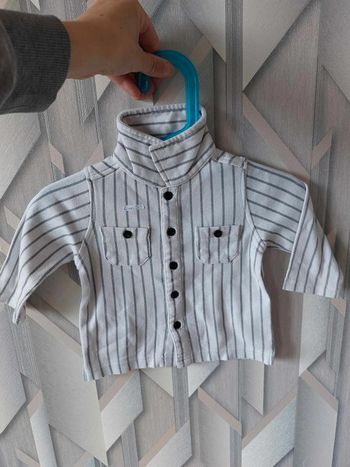 chemise blanche et grise