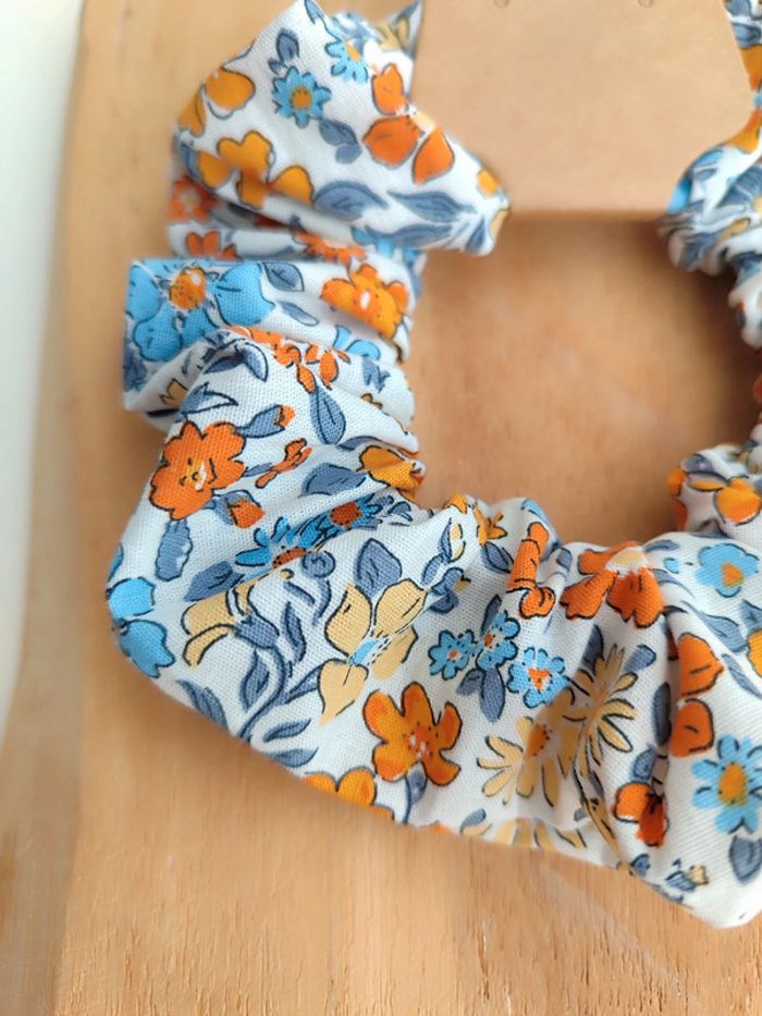Chouchou / Scrunchie fleuri camel, orange et bleu ciel - photo numéro 3