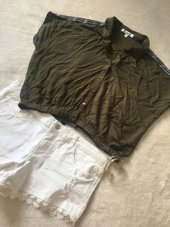 Haut chemise t-shirt fluide avec boutons vert kaki uni simple basique à manches courtes crop-top