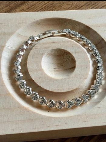 Bracelet fleurs strass argenté – bijou fantaisie élégant femme – chaîne fine brillante chic soirée