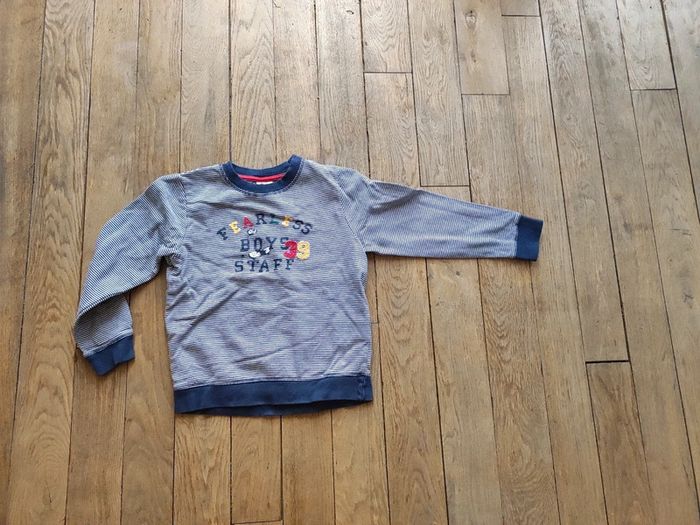 Pull garçon taille 8 ans.