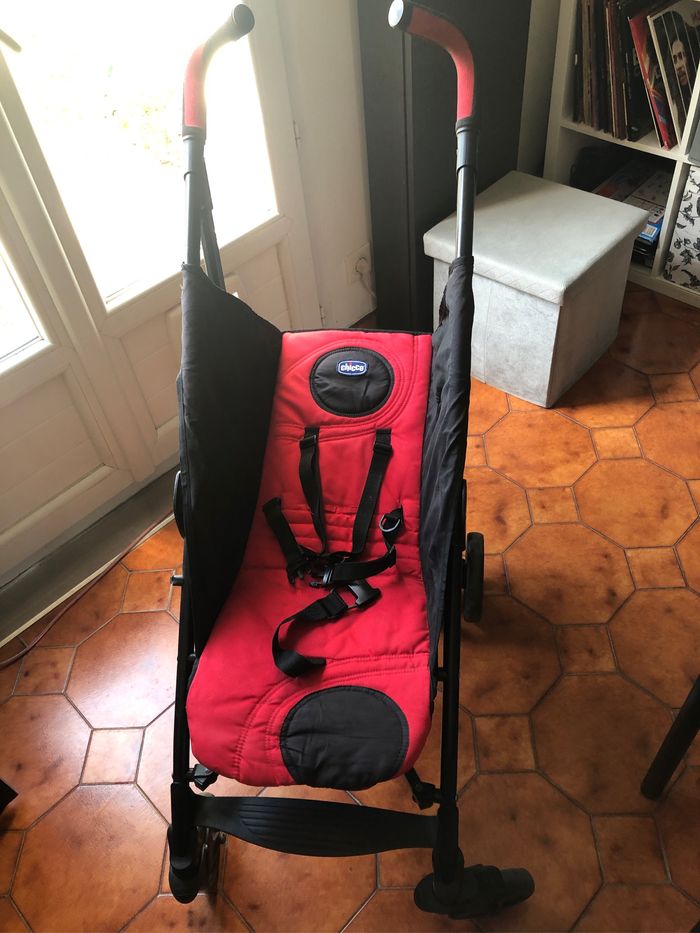 Poussette KIKO modèle Liteway rouge et noir avec panier et pare soleil prix: 80 Euros. À venir récupérer sur Lattes (34) - photo numéro 2