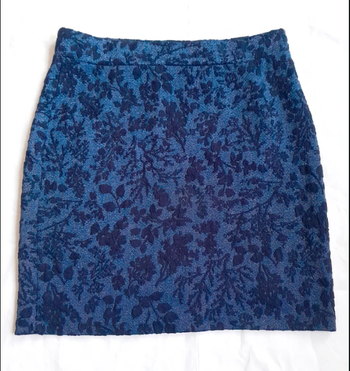 Mini jupe gris bleu et noir motif floral avec des paillettes Yessica taille S