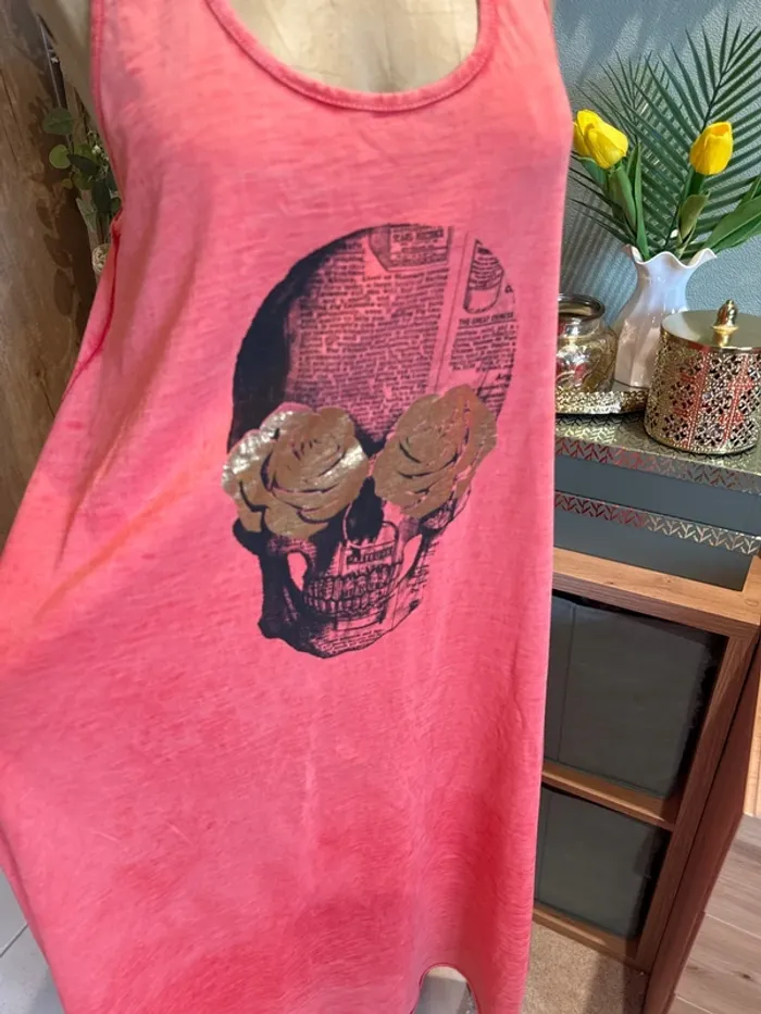Très jolie robe longue sans manches avec skull devant - photo numéro 2