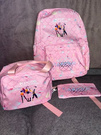 Ensemble 3 pièces sac à dos, sac à collation et plumier assortis KPop Demon Hunters Neuf et emballé rose