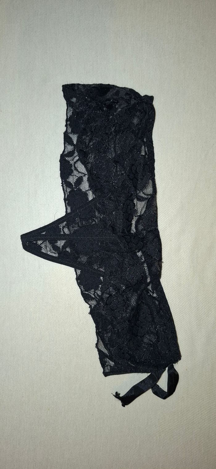 String dentelle noire - photo numéro 3