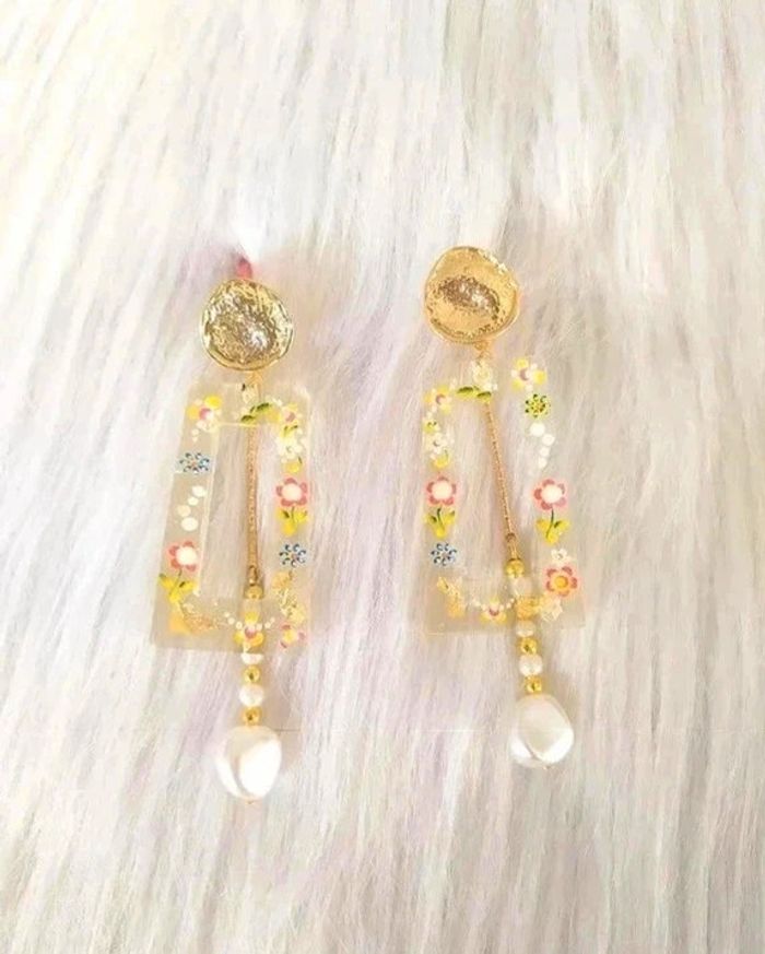 🌺 Boucles d'oreilles créoles rectangulaires petites fleurs avec pendants perles - photo numéro 2