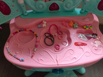 Coiffeuse lumineuse et musicale