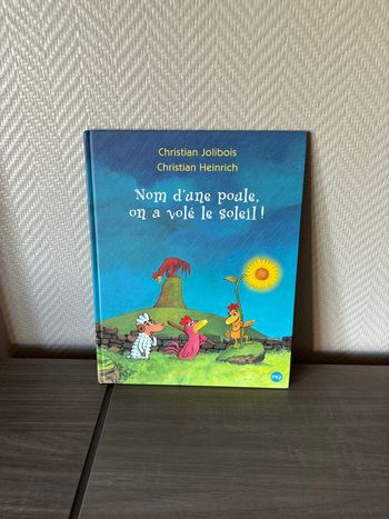 Livre nom d’une poule on a volé le soleil