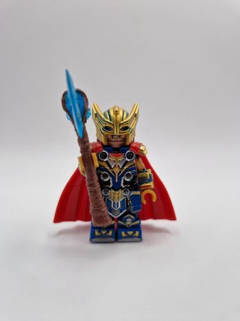 Figurine type lego Thor avec armure lourde Marvel