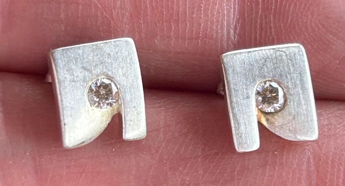 Jolie paire de boucles d’oreilles carrées en argent massif avec petit brillant femme TBE - photo numéro 2