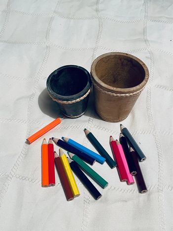 Lot de 2 pots envois avec crayons de couleurs