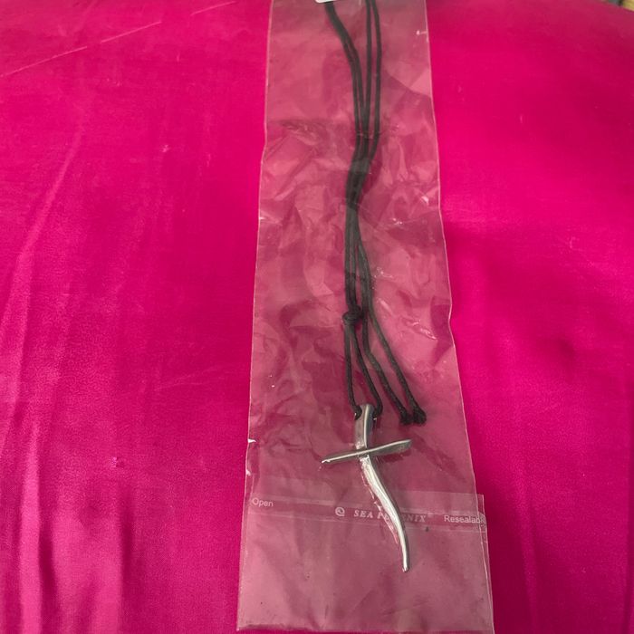 Très beau collier. Avec une épée