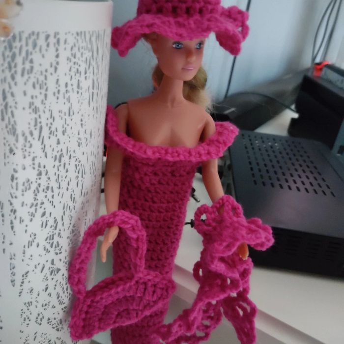 Vêtements pour Barbie 3+1€.