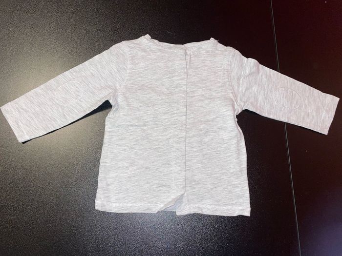 T-shirt manches longues Kiabi gris clair taille 9 mois motif blaireau - photo numéro 2