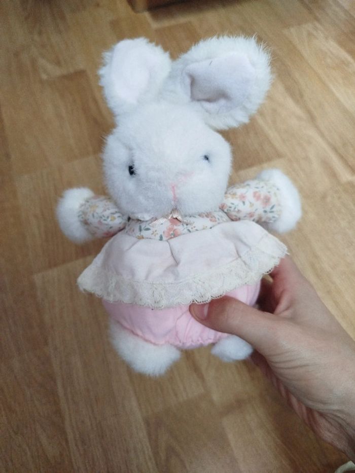 Peluche lapin boule blanc corps en tissu rose et dentelles, imprimé fleurs vintage
