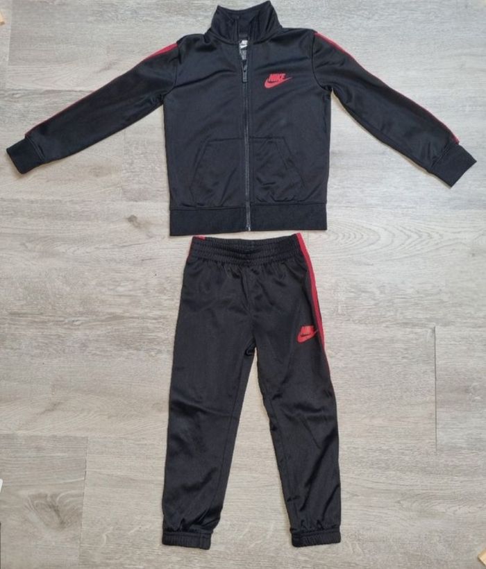 Ensemble de Survetement Nike Noir Rouge Enfant Taille 3-4 ans (98-104cm) Parfait État - photo numéro 2