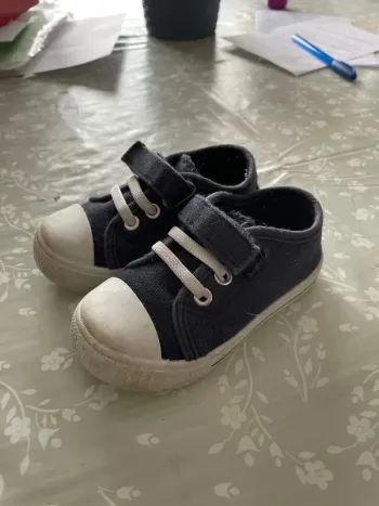 Baskets légères taille 22