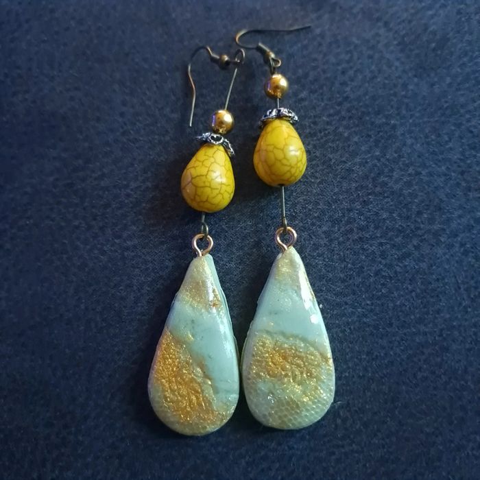 Boucles d'oreilles pendante en résine verte pale - photo numéro 11