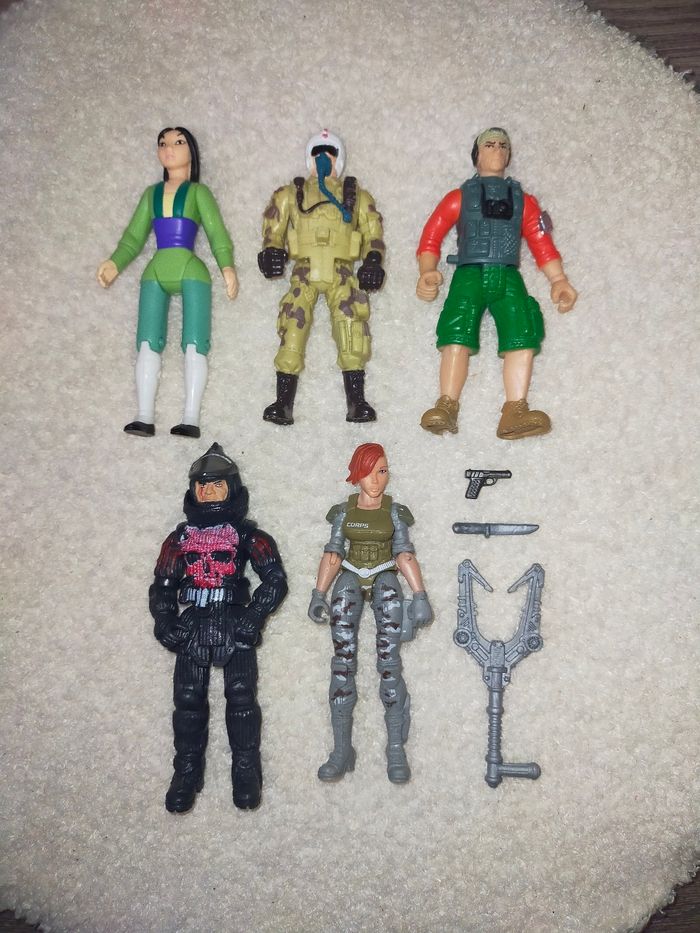 Lot figurines vintage Pocahontas chap Mei etc