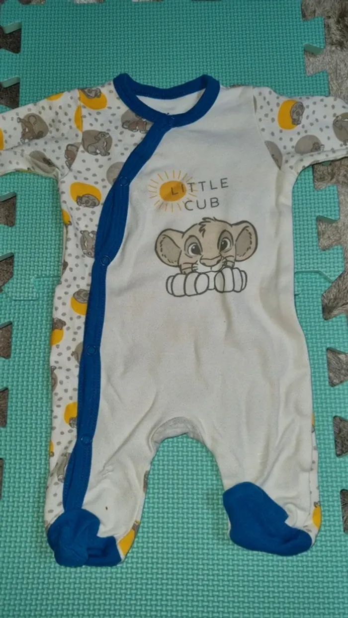 Pyjama léger le roi lion 1 mois en bon état