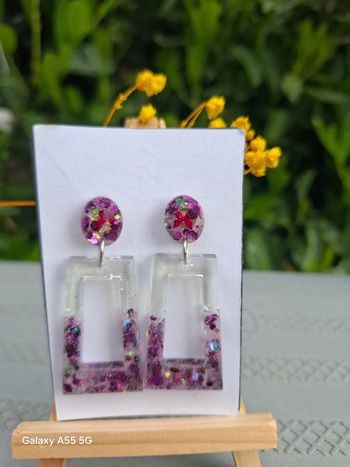Confettis Glamour – Boucles d’oreilles géométriques rose scintillant