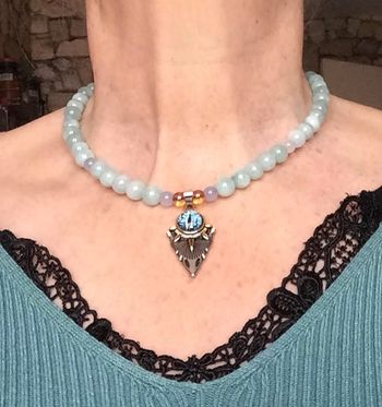 Joli collier pendentif style gothique 