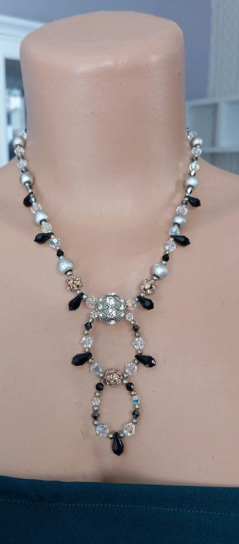 Collier de perles et strass