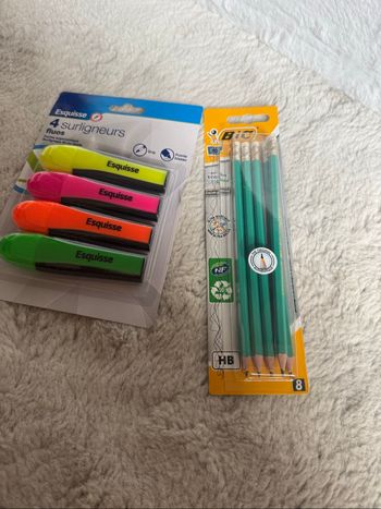 Lot surligneurs et crayon papier